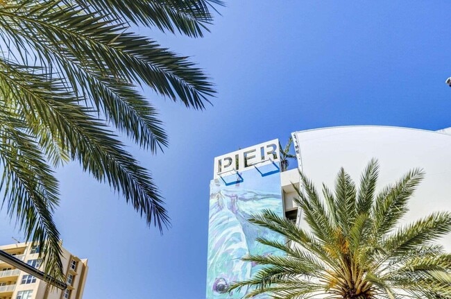 Building Photo - 100 SE 6th Ave