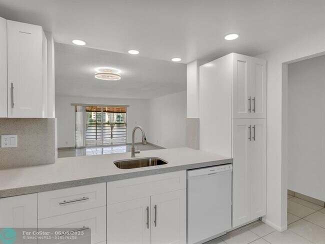 Building Photo - 121 SE 3rd Ave