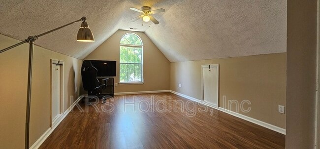 Building Photo - 3136 Sacramento Dr