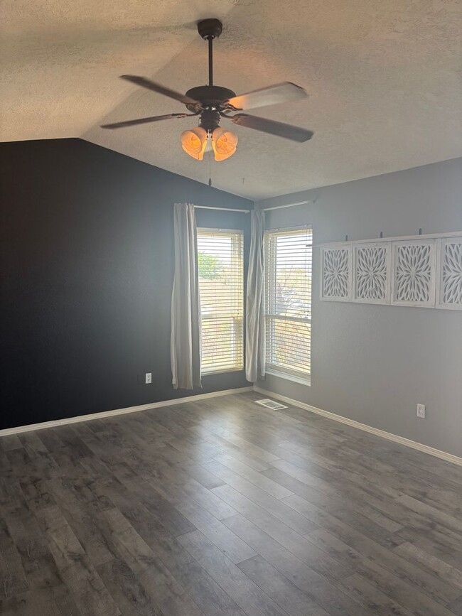 Building Photo - Charming 4-Bedroom Home in a Prime Location!