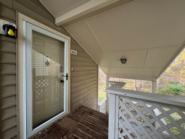 Building Photo - Sun-filled And Spacious 2 Bed 2 Bath Condo With Balcony In Desired Willow Point