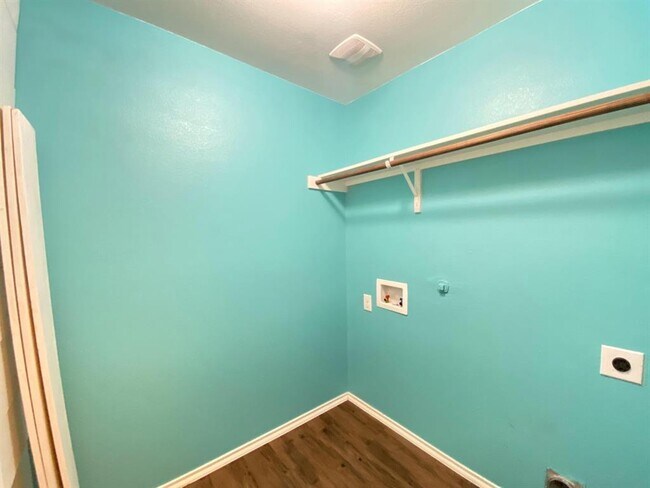 Building Photo - 2105 Meadow Park Dr