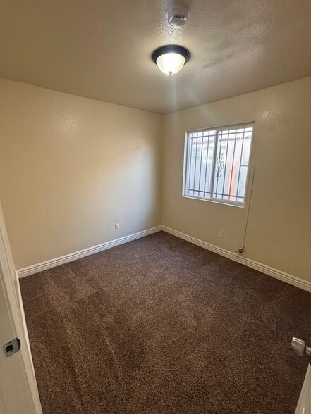 Building Photo - 632 E 113th St