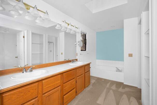 Building Photo - Open 3 Bedroom in Nice Neighborhood Close to Everything