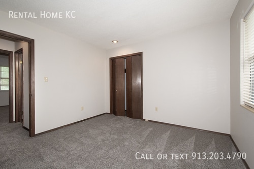 Building Photo - 1940 E Lindenwood Cir