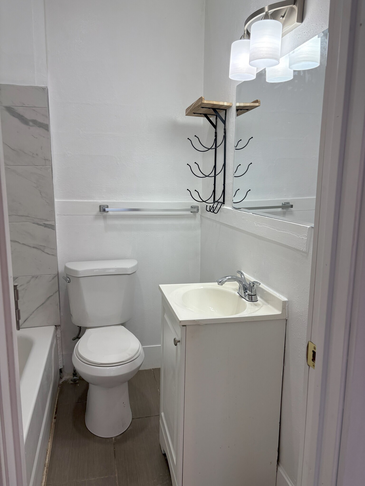 bath - 445 16th St SE