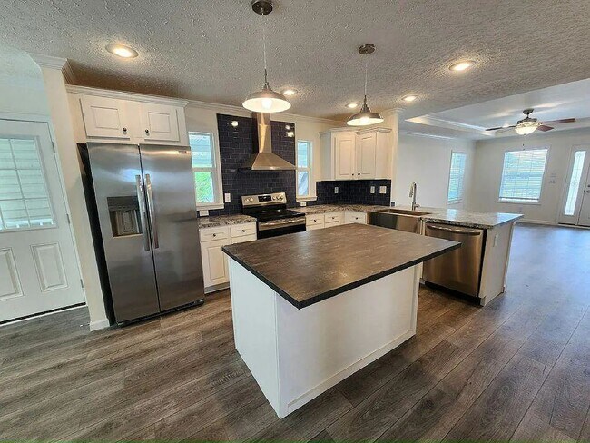 Building Photo - 513 Eland Dr