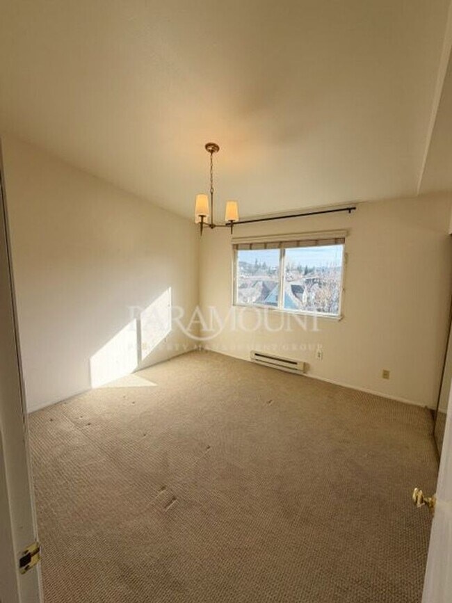 Building Photo - 155 NE Myreboe St