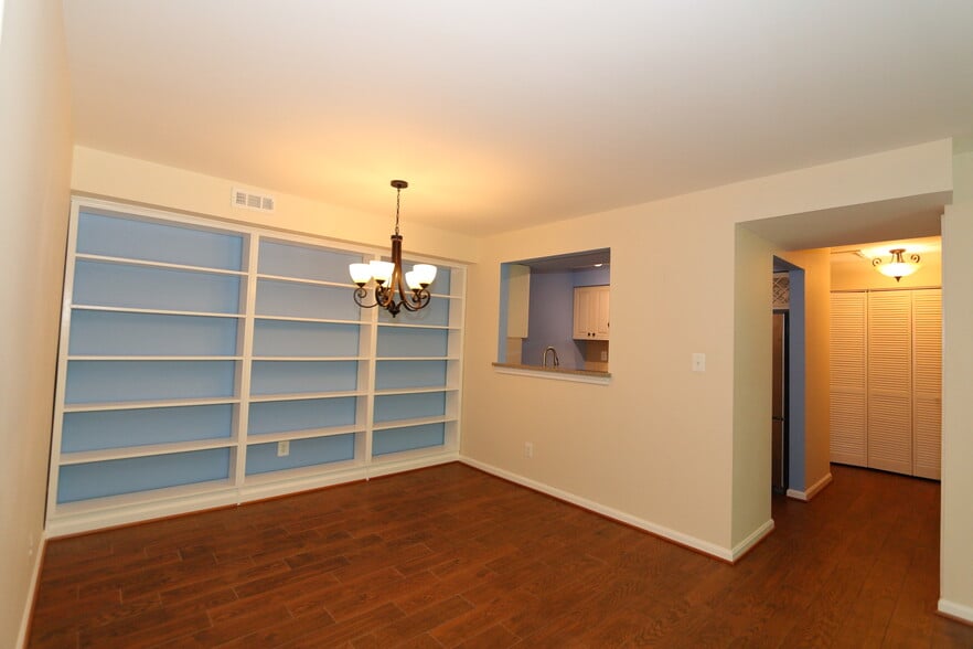 8 Dining w shelves bar to kit n hall - 13619 Orchard Dr