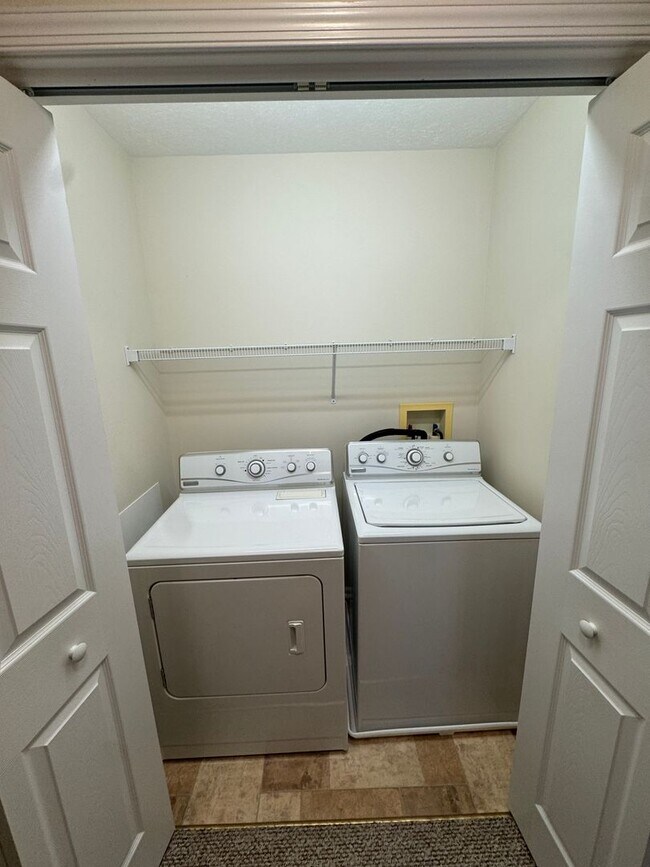 Building Photo - Spacious Townhouse in Bridgewater