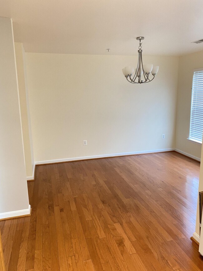 Building Photo - 597 Cawley Dr