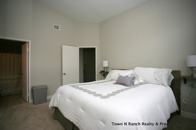 Building Photo - 3Br 2 1/2Ba, 2 Story Condo Avail May 1st short term lease