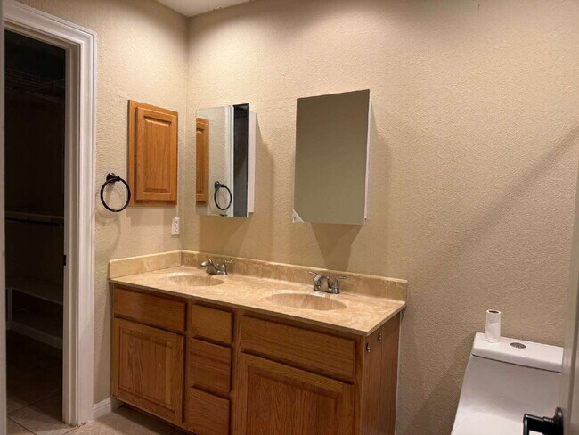 Building Photo - Beautiful Kitchen and Open Floor Plan