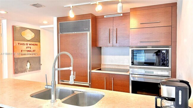 Building Photo - 475 Brickell Ave