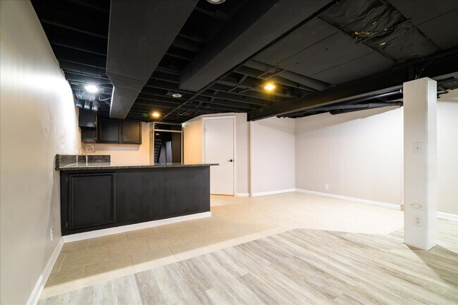 Building Photo - 38291 River Park Dr