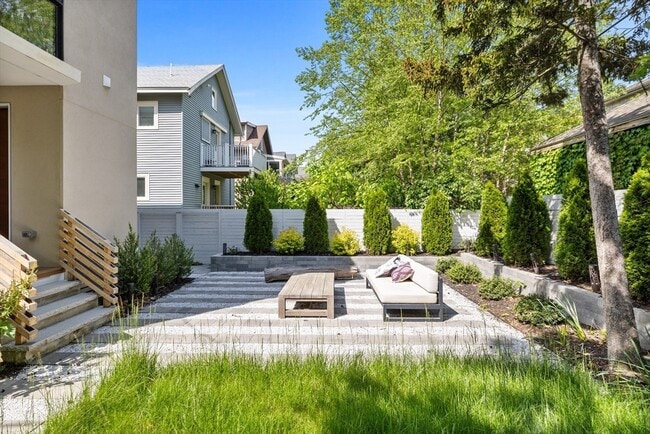 Building Photo - 80 Alpine St