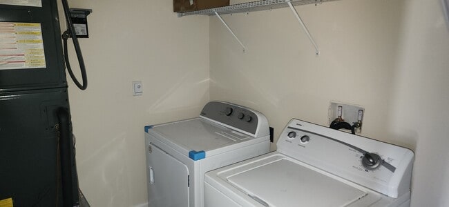 Building Photo - 6107 W 1st Manor