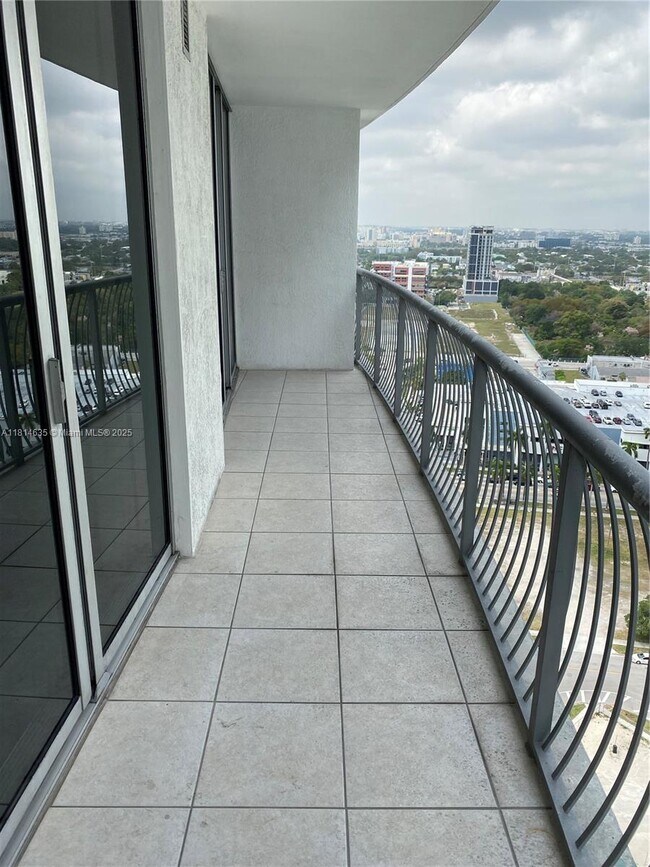 Building Photo - 1750 N Bayshore Dr