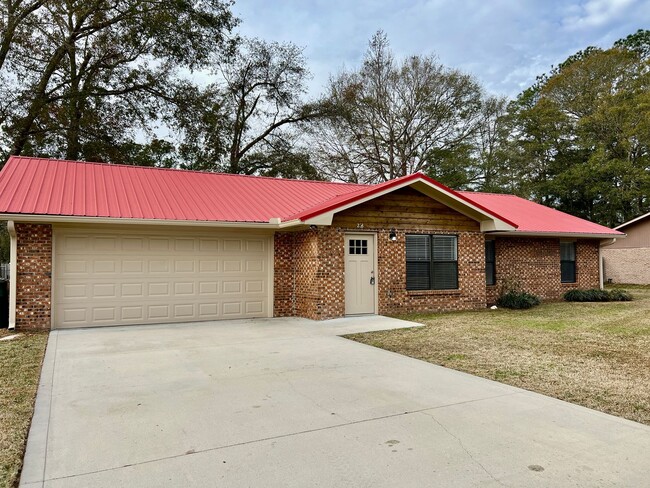 Building Photo - 3/2 with fenced in yard!