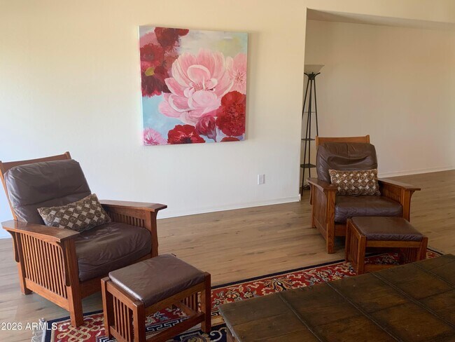 Building Photo - 2114 E Aire Libre Ave