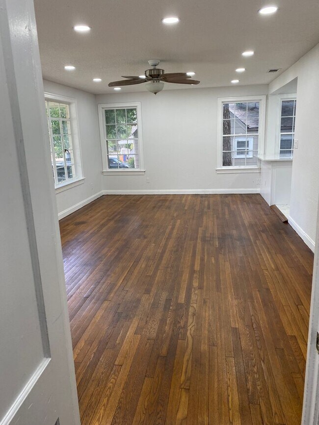 Building Photo - UT PRE LEASE: Charming 3 bed / 2 bath Hous...