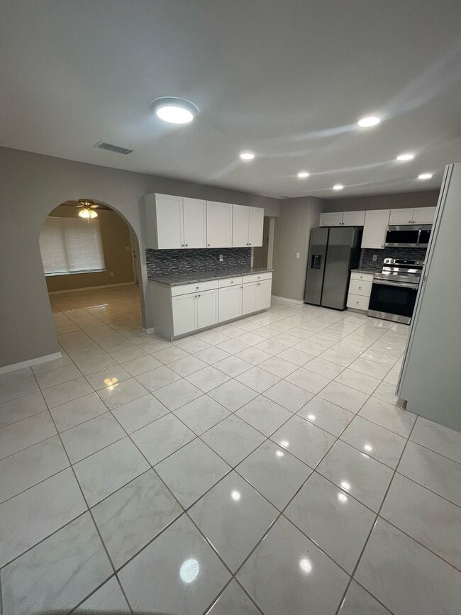 Building Photo - Annual Unfurnished Renovated Single-family Home near Mckibben Park!
