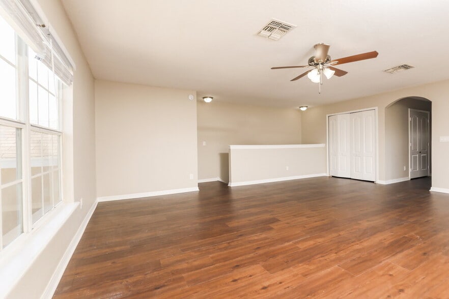 Building Photo - 2101 Woodsedge Dr