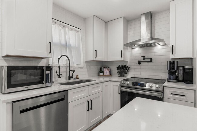 Building Photo - Single Family Home, 2 bed/1 bath $1,350 One-Story