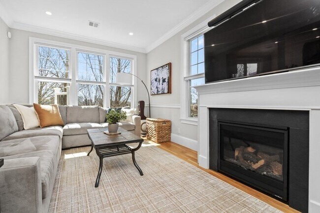 Building Photo - 322 Bunker Hill St