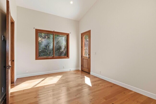Building Photo - 3911 Pepper Tree Ct