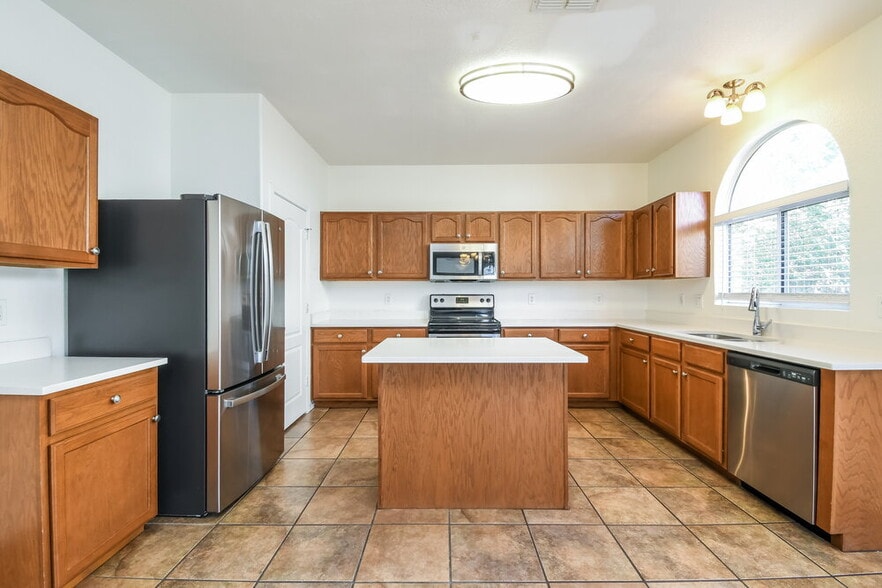 Building Photo - 1150 E Ferrara St