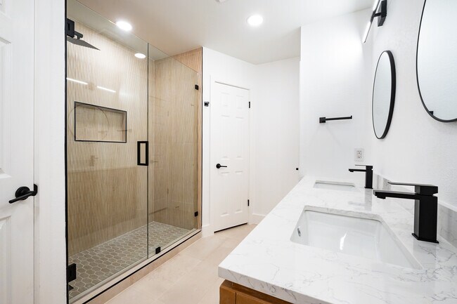 Building Photo - 1011 Bodgers Dr