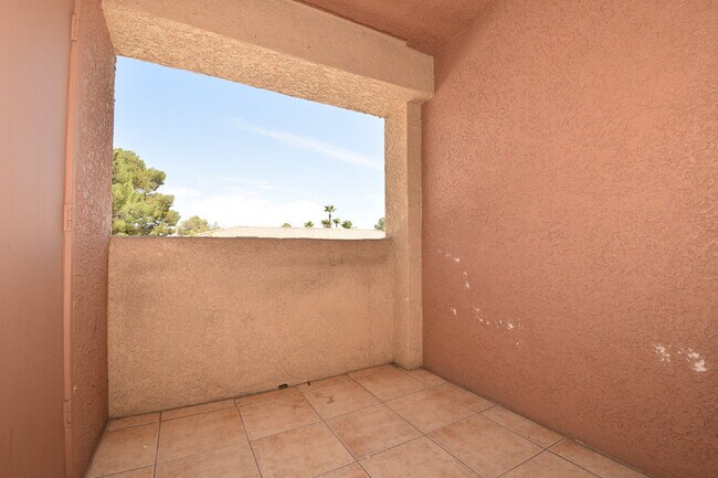 Building Photo - Lovely 2nd Floor, 1 Bed, 1 Bath Condo At Desert Shores!