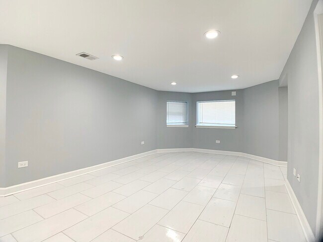 Building Photo - 2327 N Harding Ave
