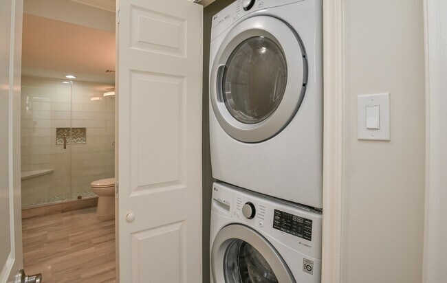 Building Photo - 15 Greenway Plz