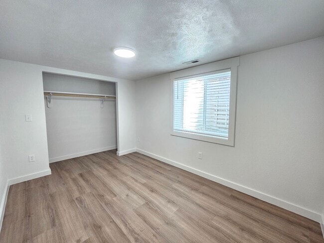 Building Photo - $1,995 - 4 Bed / 1 Bath Home with Fully Fe...