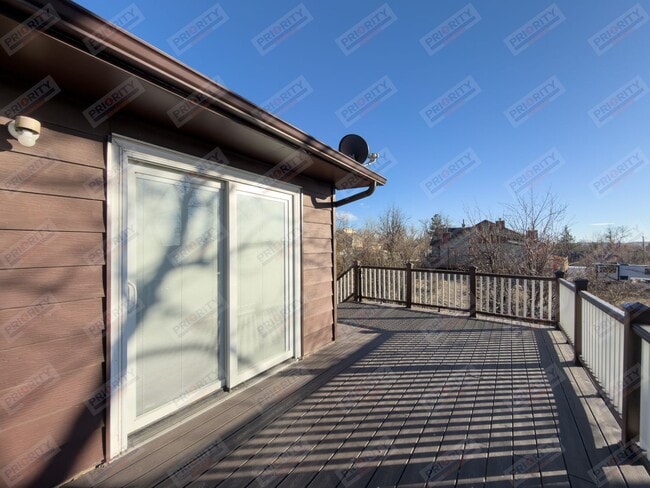 Building Photo - Large 4 bedroom, 2.5 bath downtown home