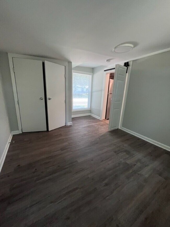 Building Photo - Lake View