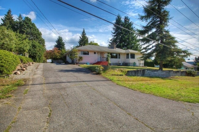 Building Photo - Convenient Location in Renton * Open House Sunday July 5th, 11:00am *