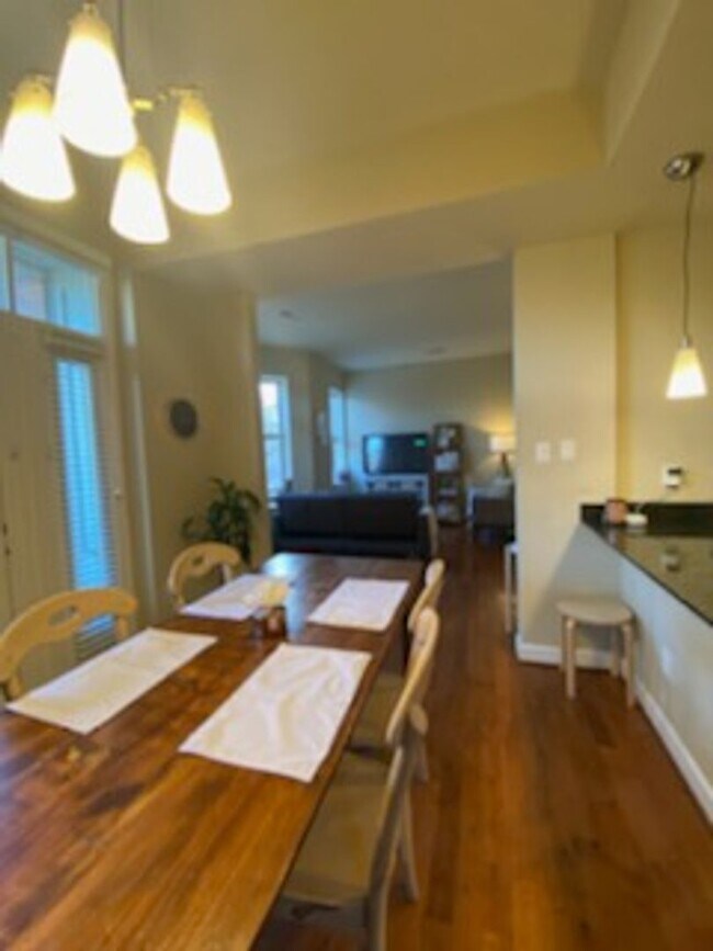 Building Photo - 627 Clara Ave