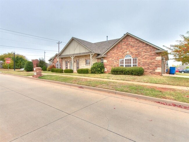 Building Photo - 1001 N Barn Hill Way