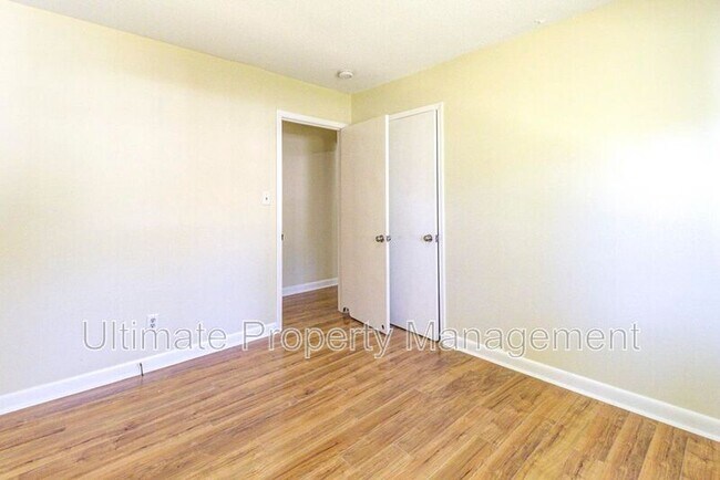 Building Photo - 2101 Delgado St