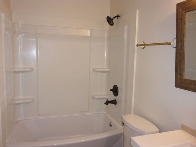 Building Photo - 3 Bedroom 1 Bath Home off Heckle Blvd