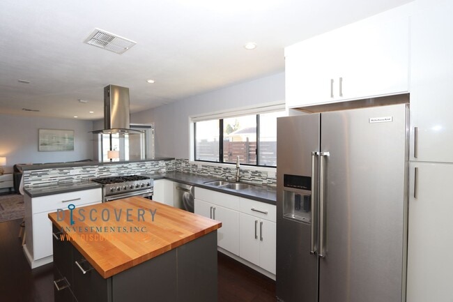 Building Photo - Centrally Located Mid-Century Contemporary Home