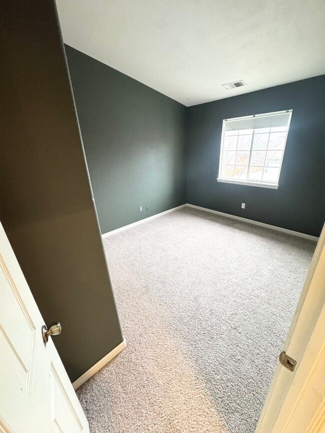 Building Photo - Charming Spacious 3 Bedroom Home