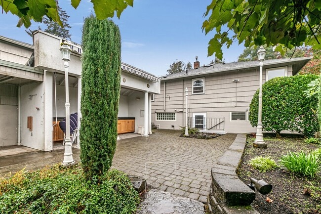 Building Photo - Sunny 4 BR home with lots of space!