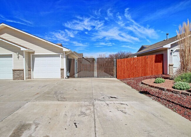 Building Photo - 850 Henry Cir