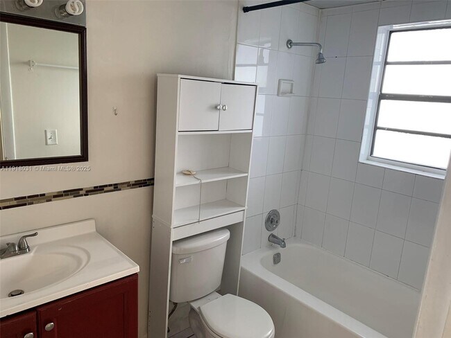 Building Photo - 9460 Fontainebleau Blvd