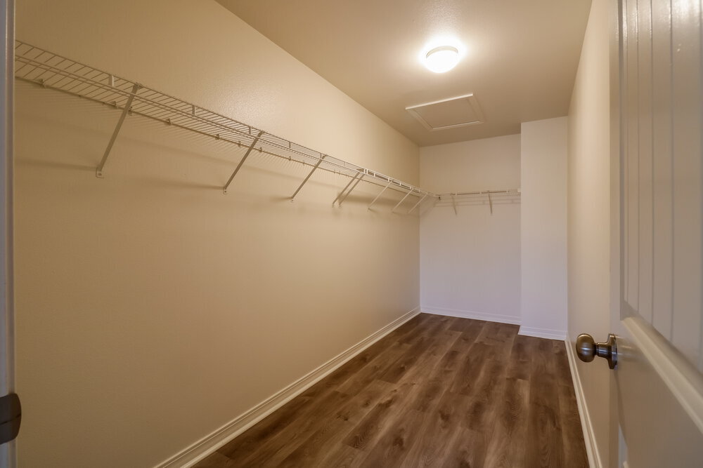 Building Photo - 558 Wellington Dr