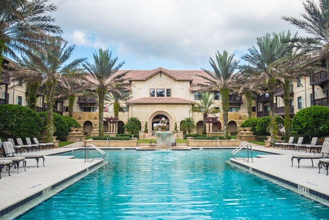 Building Photo - 1-bedroom furnished condo with fenced courtyard